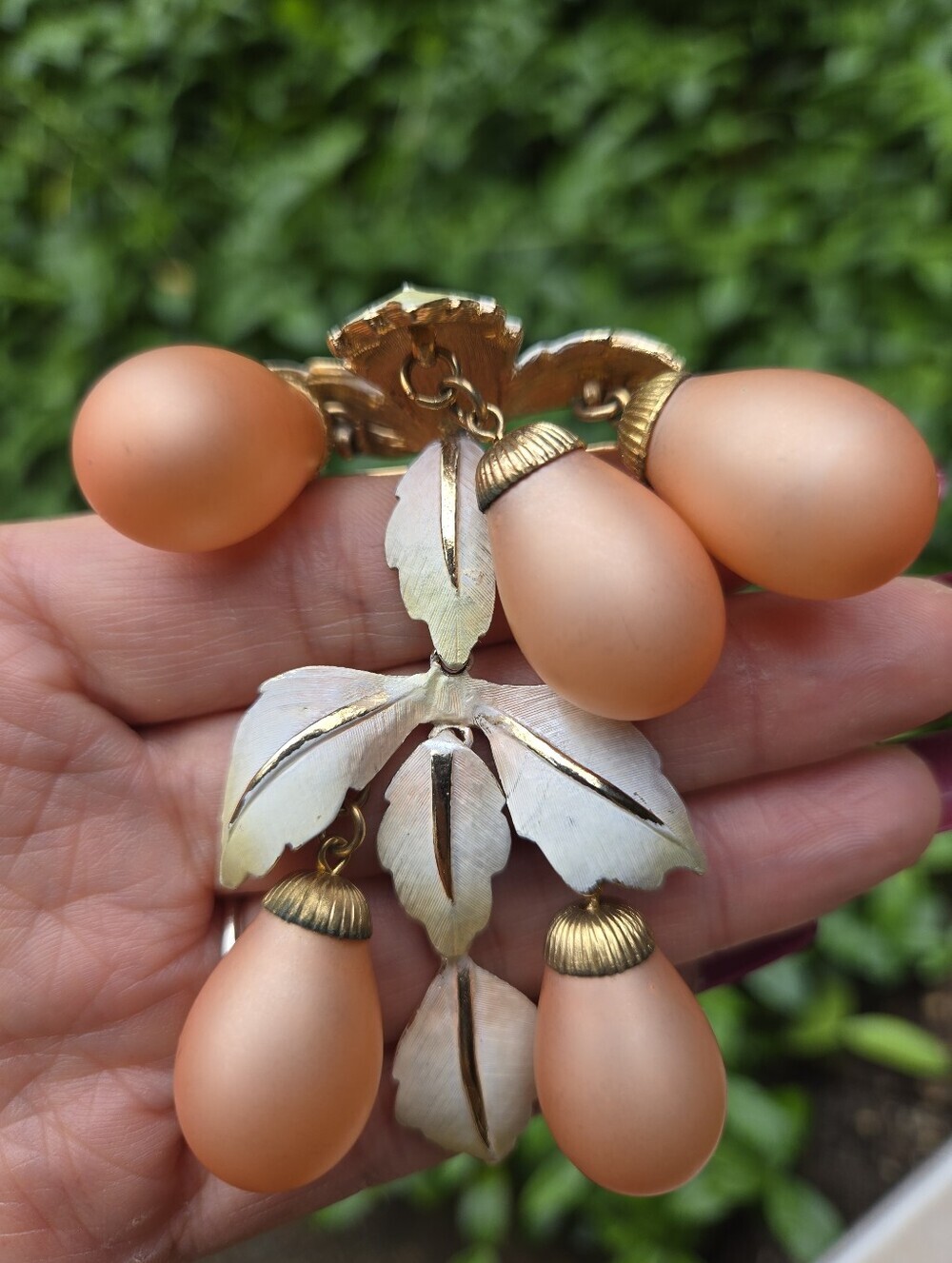Vintage Peach and Gold Enamel Leave Grapes Brooch Necklace Pendabt Earring Set - Picture 17 of 17